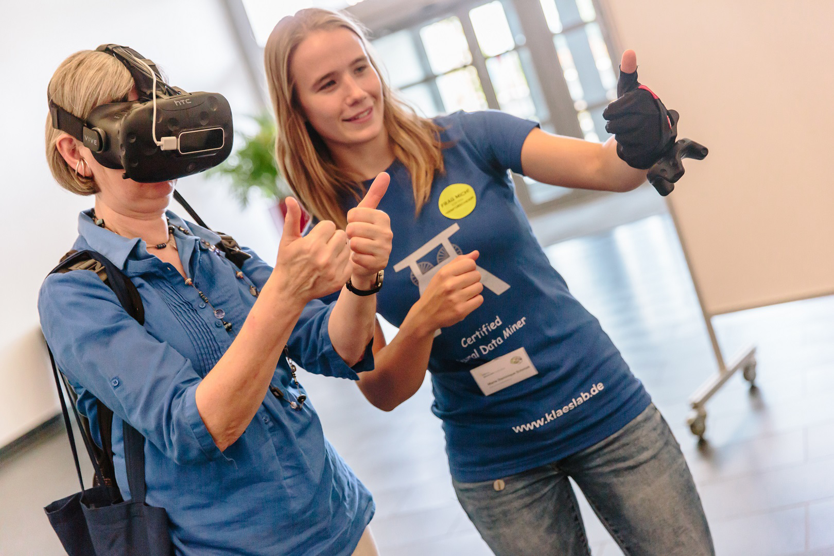 Zwei Menschen mit VR-Brille