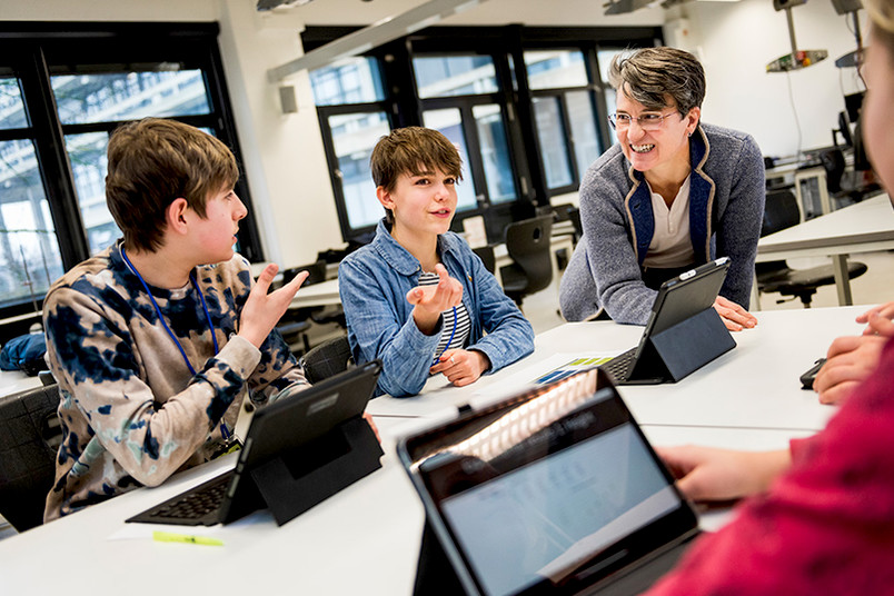 Unterrichtssituation mit Schülern und Lehrerin