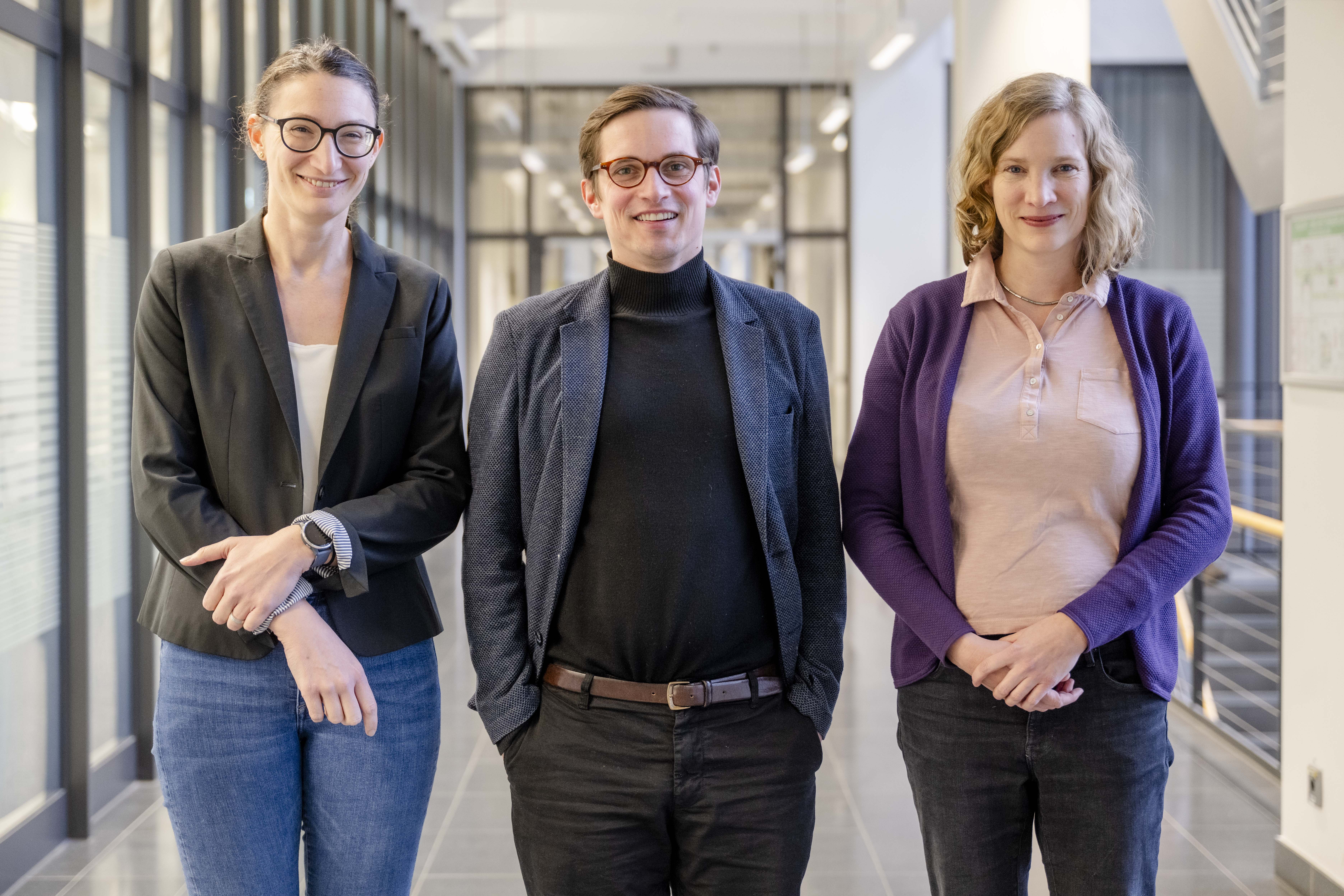 Gruppenbild mit 3 Menschen, 2 Frauen, 1 Mann