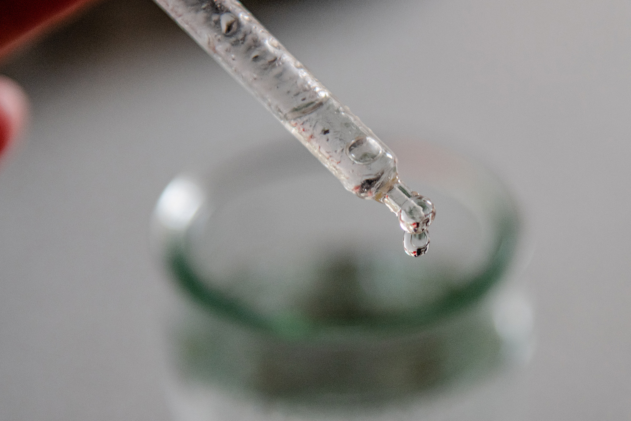 Pipette mit Wassertropfen