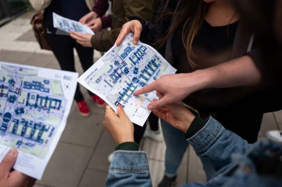 Foto: Mit ausgedruckten Lageplänen auf dem Campus der RUB orientieren.