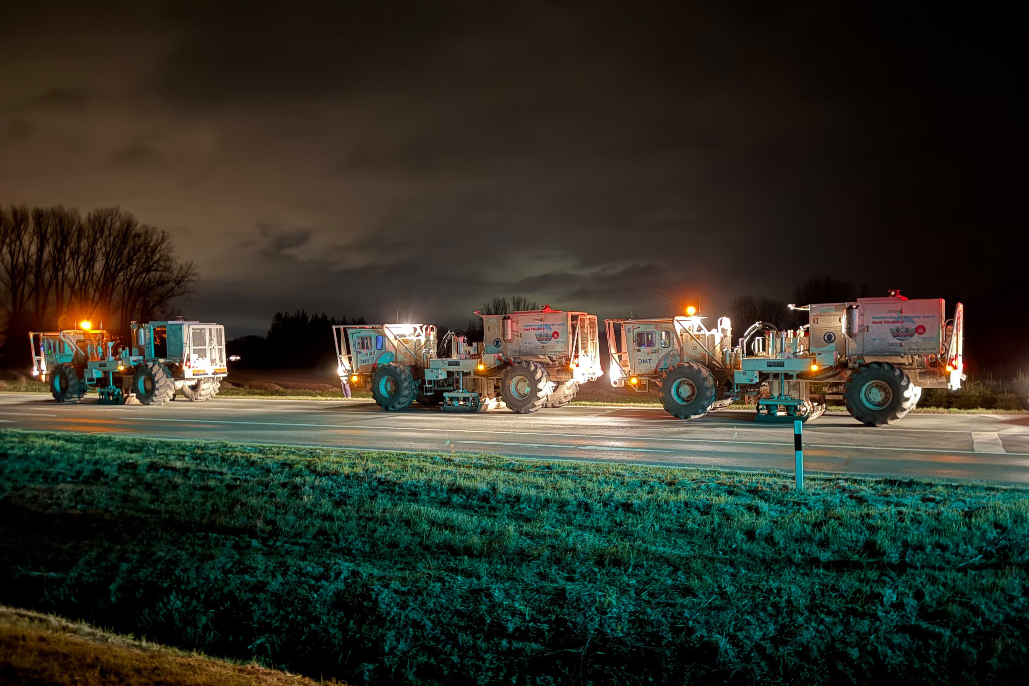 Vibrotrucks bei Nacht